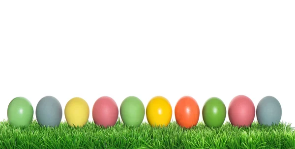 Пасхальные яйца в зеленой траве — стоковое фото