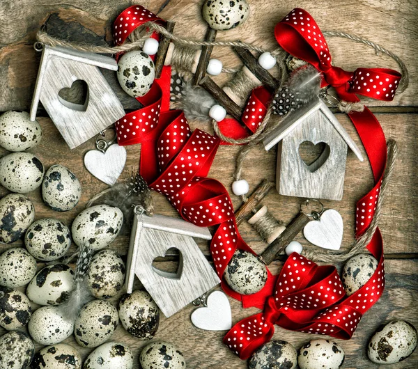 Decorations with birdhouses, quail eggs and ribbon bow — Stock Photo, Image
