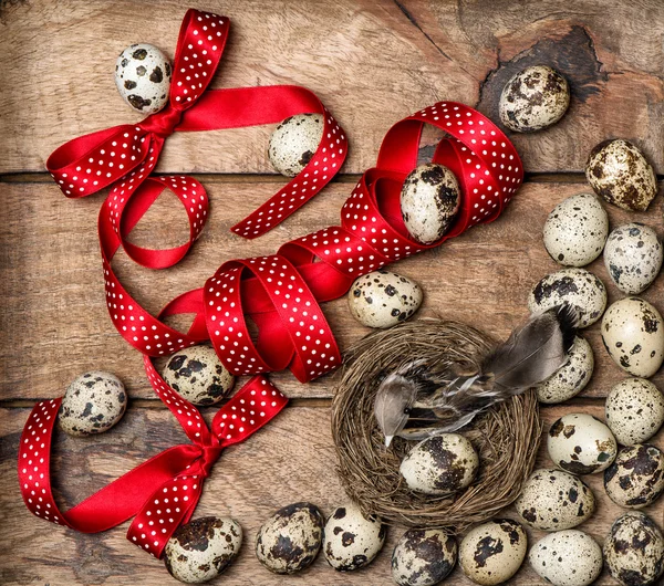 Osterdekoration mit Vogel, Eiern und Schleife — Stockfoto