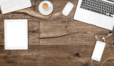 Dizüstü bilgisayar, kahve, dijital tablet pc, telefon