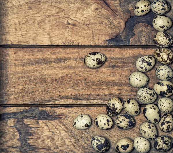 Huevos de codorniz sobre fondo de madera. — Foto de Stock