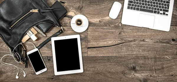 Kadınsı nesneleri ve elektronik cihazlar.