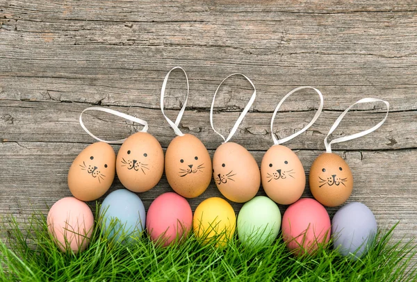 Huevos de Pascua sobre hierba verde. — Foto de Stock