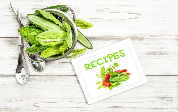 Ensalada de verduras con el libro de recetas tableta pc —  Fotos de Stock