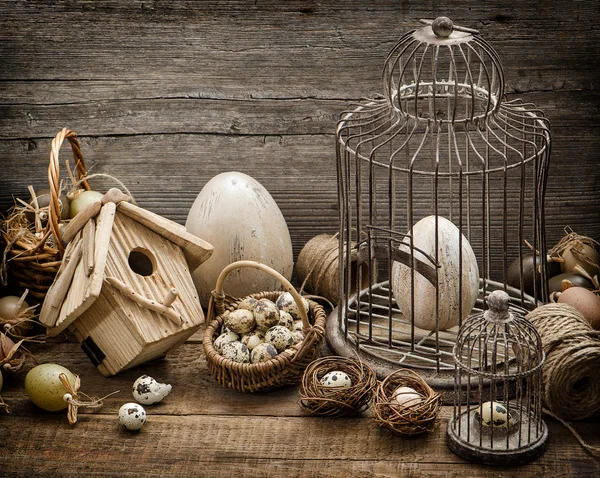 Pasen decoratie met eieren, birdhouse en vogelkooi — Stockfoto