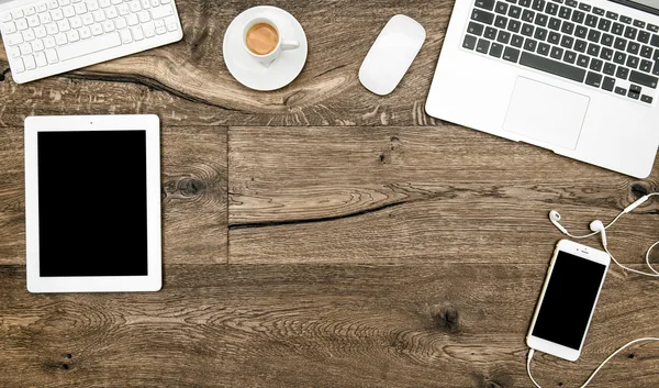 Office desk laptop, koffie, tablet pc, smartphone — Stockfoto