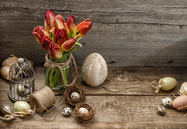 Pasen decoratie met eieren en tulp bloemen. — Stockfoto