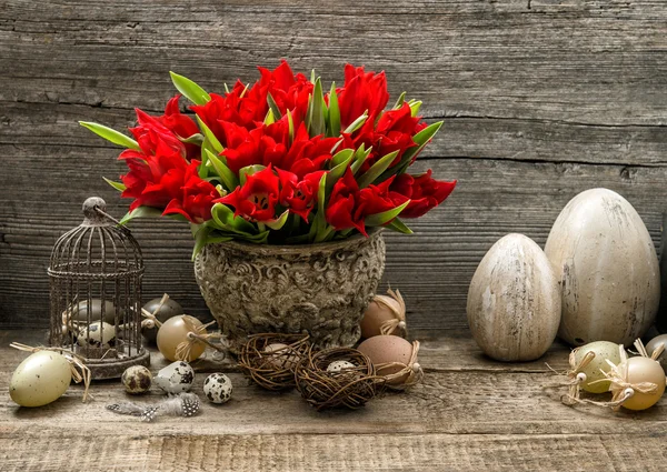 Huevos de Pascua y tulipanes rojos —  Fotos de Stock