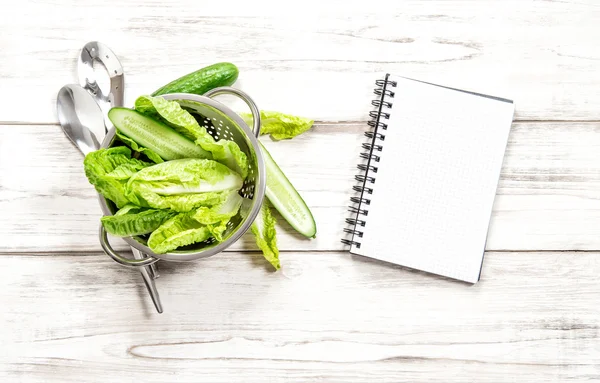 Ensalada y verduras con libro de recetas — Foto de Stock