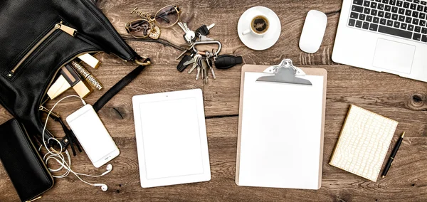 Office desk kaffe, kontoret tillförsel, kosmetika, prylar — Stockfoto