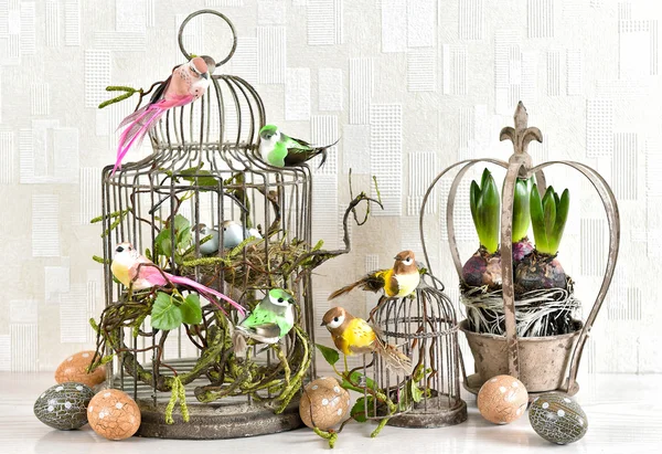 Easter decoration eggs, birds and flowers — Stock Photo, Image