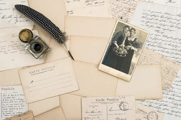 Lettere, cartoline e penna eather . — Foto Stock