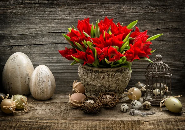 Kırmızı lale ve Paskalya yumurtaları — Stok fotoğraf