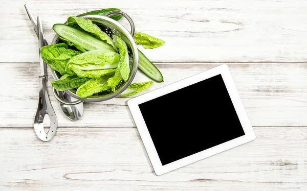 Salatgemüse mit Tablet-PC — Stockfoto