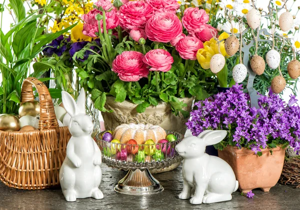 Easter cake, spring flowers, eggs and bunnies — Stock Photo, Image