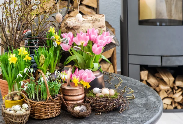 Decoratie bloemen paaseieren. Tulpen, sneeuwklokjes, narcissen — Stockfoto