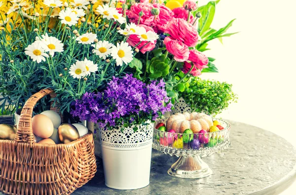 Easter decoration with flowers, eggs and cake. Vintage style — Stock Photo, Image