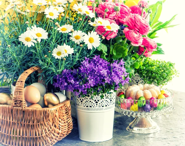 Flores decorativas de Pascua, huevos, tarta. Estilo vintage tonificado —  Fotos de Stock