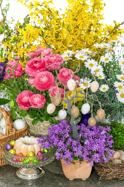 Easter decoration with flowers, eggs and cake — Stock Photo, Image