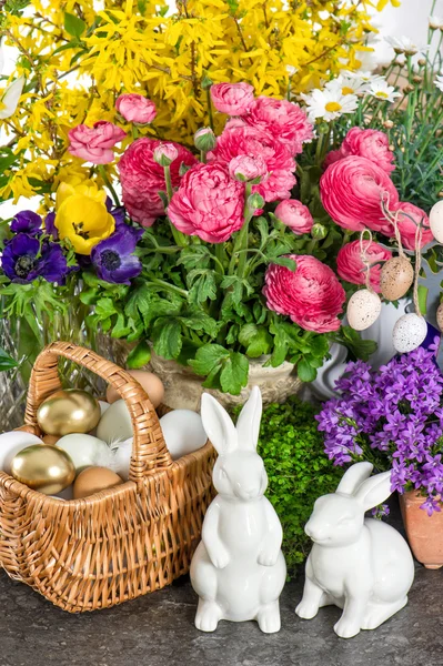 Décoration de Pâques avec fleurs, œufs, lapins et gâteau — Photo