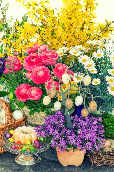 Пасхальные украшения с цветами, яйцами, торт винтажные — стоковое фото