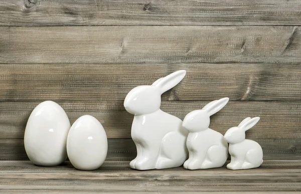 Osterhasenfamilie und weiße Eier als Dekoration — Stockfoto