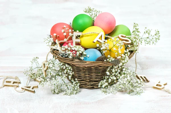 Œufs de Pâques avec décoration de fleurs blanches — Photo