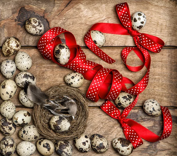 Decoração de Páscoa com ovos e fita vermelha — Fotografia de Stock