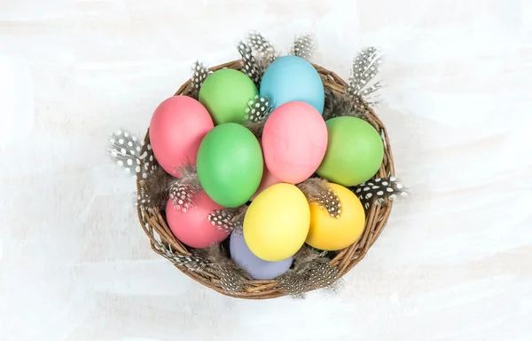 Huevos de Pascua con decoración de plumas —  Fotos de Stock