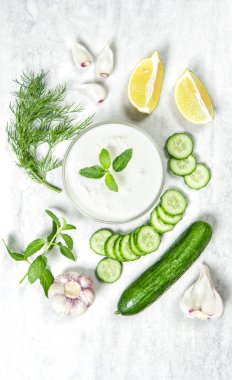 Tzatziki sos malzemeler. Sağlıklı meze