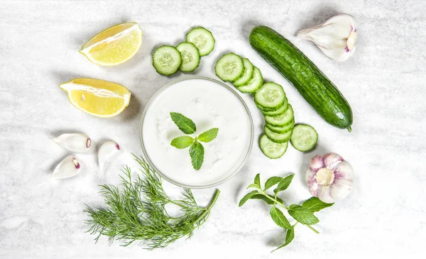 Ингредиенты соуса цацики. Йогурт, травы, овощи — стоковое фото
