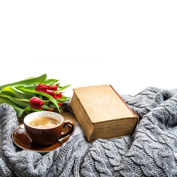 Tasse Kaffee, altes Buch und Tulpenblumen — Stockfoto