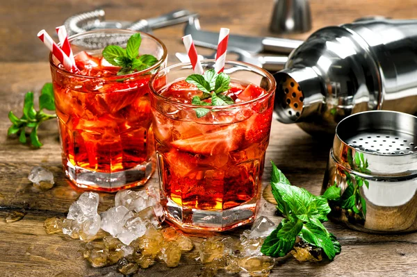 Red drink with strawberry, mint leaves, ice. Cocktail bar — Stock Photo, Image