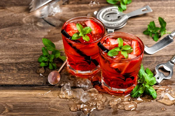 Red drink with ice, mint leaves and strawberry cocktail — Stock Photo, Image