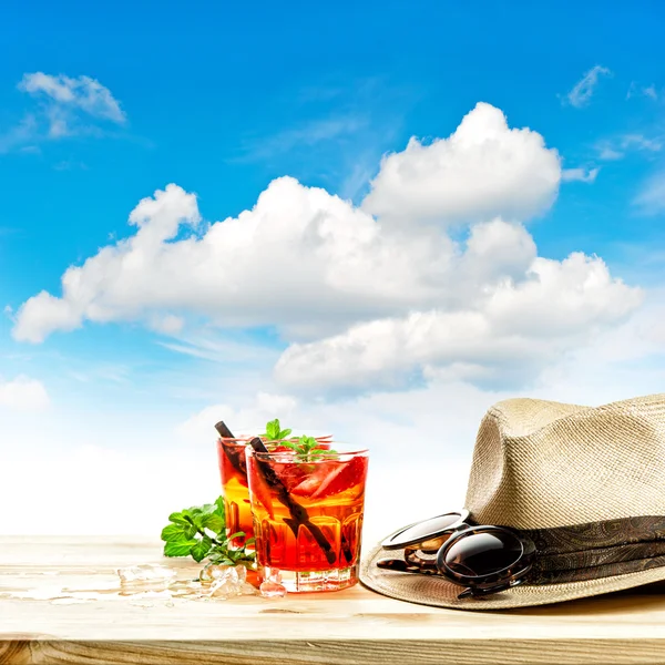 Boisson tropicale rouge et feuilles de menthe vertes. Vacances d'été — Photo