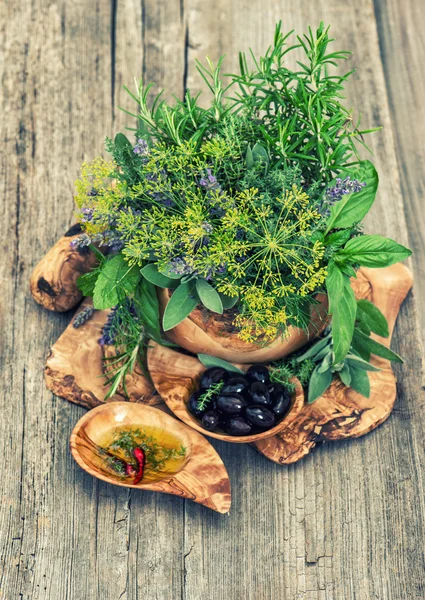 Aceitunas, aceite, hierbas y especias. Estilo vintage tonificado — Foto de Stock