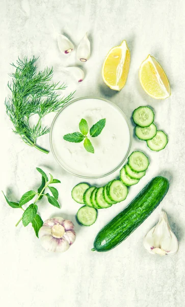 Ingredientes salsa Tzatziki. Fondo alimenticio. Vintage tonificado —  Fotos de Stock