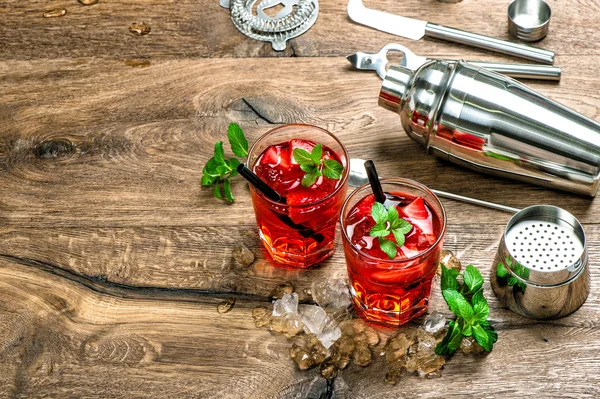 Rode cocktail met ijs, muntblaadjes en aardbei — Stockfoto