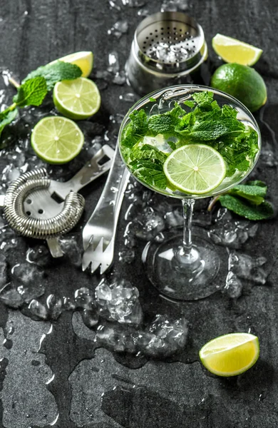 Cocktail verre citron vert, menthe, glace . — Photo