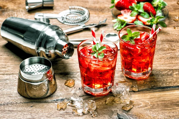 Bicchieri di bevanda rossa con ghiaccio . — Foto Stock
