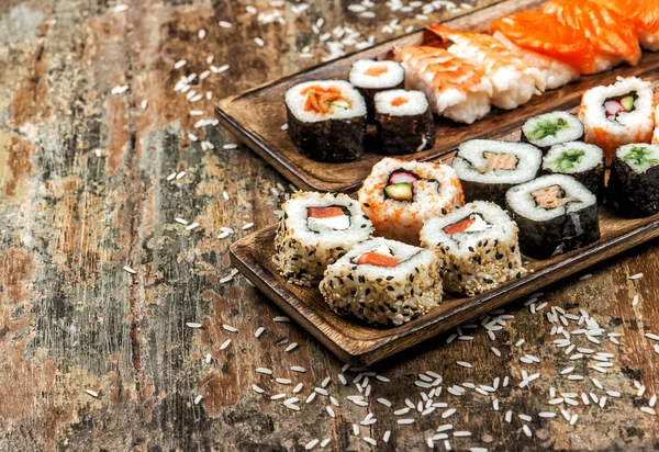 Суши, маки, сашими и суши рулеты — стоковое фото