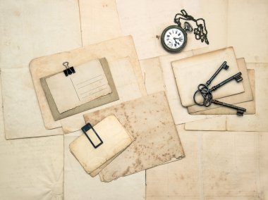 Vintage aksesuarları, eski kartpostallar ve yazılar