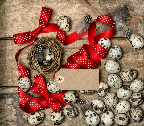 Kırmızı kurdele ile Paskalya yumurtaları — Stok fotoğraf