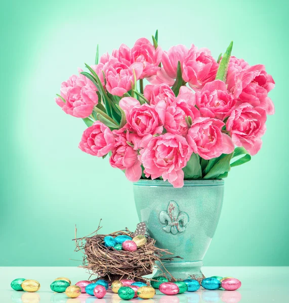 Tulipes roses et oeufs de Pâques au chocolat . — Photo