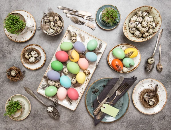 Mesa lugar puesta huevos decoración —  Fotos de Stock