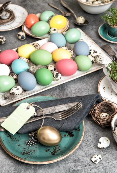 Cena de Pascua con huevos de colores —  Fotos de Stock