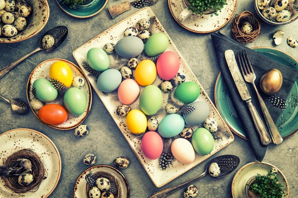 Bodegón de Pascua con huevos de colores. —  Fotos de Stock