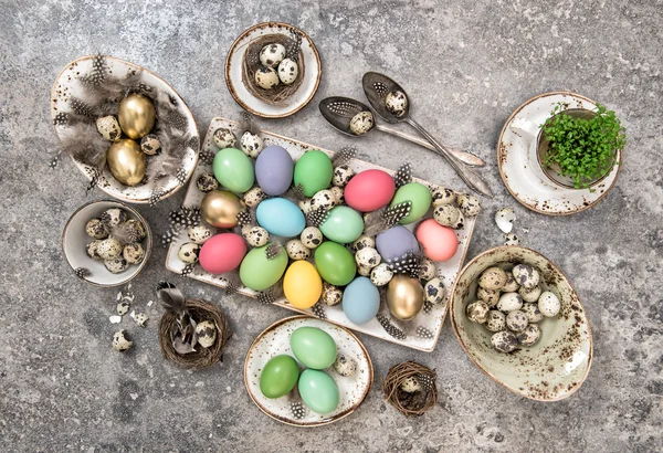 Decoración de Pascua con huevos de colores — Foto de Stock