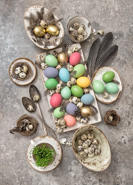 Påsk dekoration med ägg och fjäder. — Stockfoto
