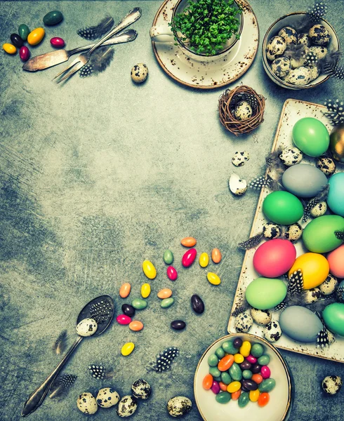 Pascua mesa decoración huevos y dulces . —  Fotos de Stock